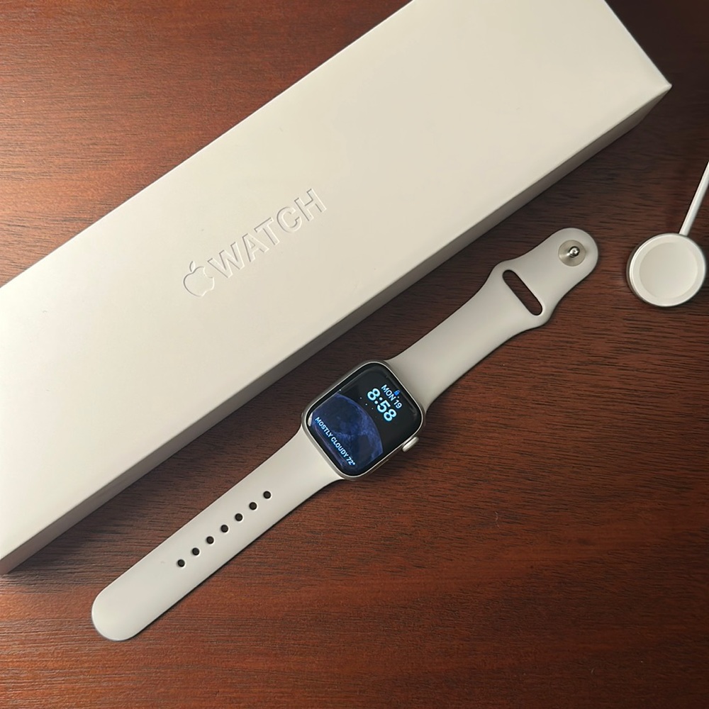 Apple Watch Series 8 GPS, 41mm Silver Aluminum Case with S/M White Sport Band